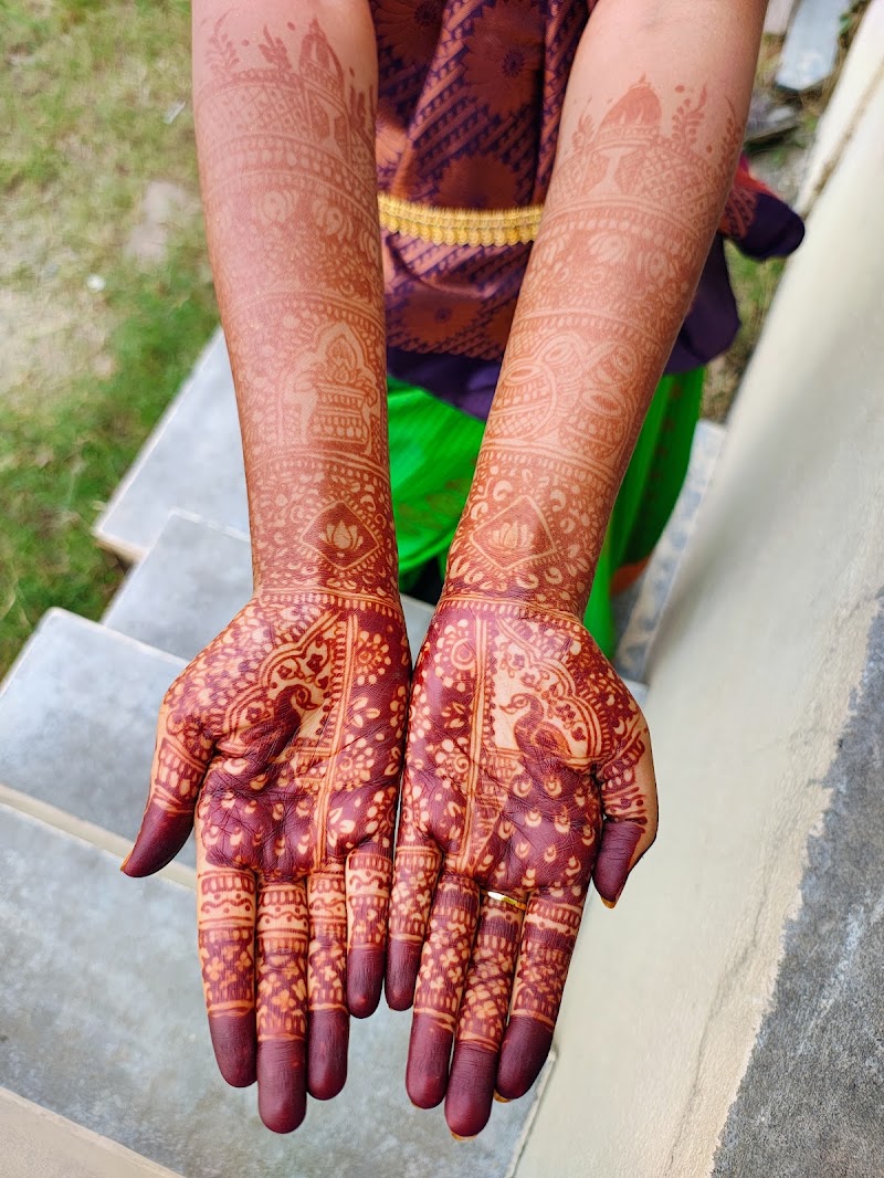 Tiruvannamalai mehandi artist Tharu